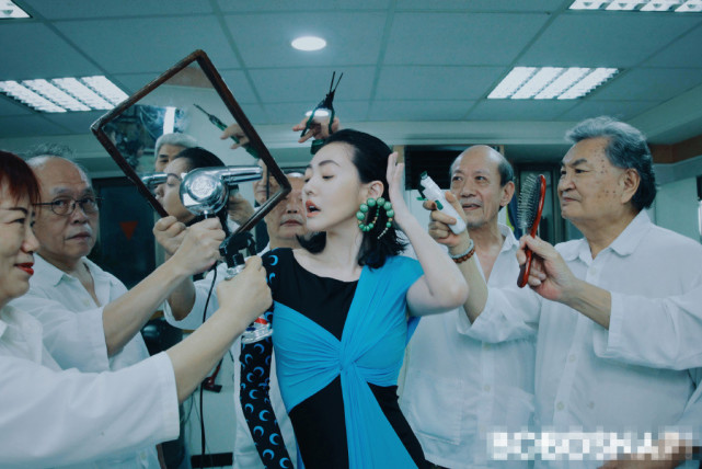 小S微醺湿发大片，傲娇自诩“时尚偶像”，一脸国际范更胜女儿