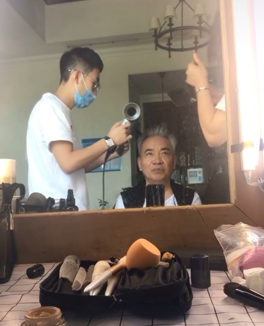 61岁老戏骨三层小洋房曝光！晚年对孙女宠溺，直