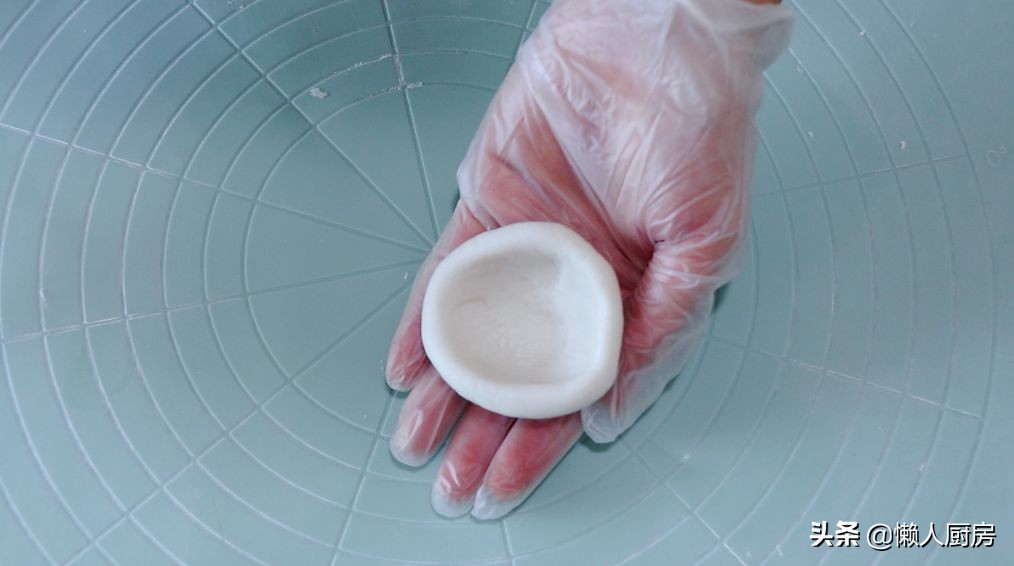 年糕不用買，撒點糯米粉，加點熱水自己做，咬一口，還會爆漿