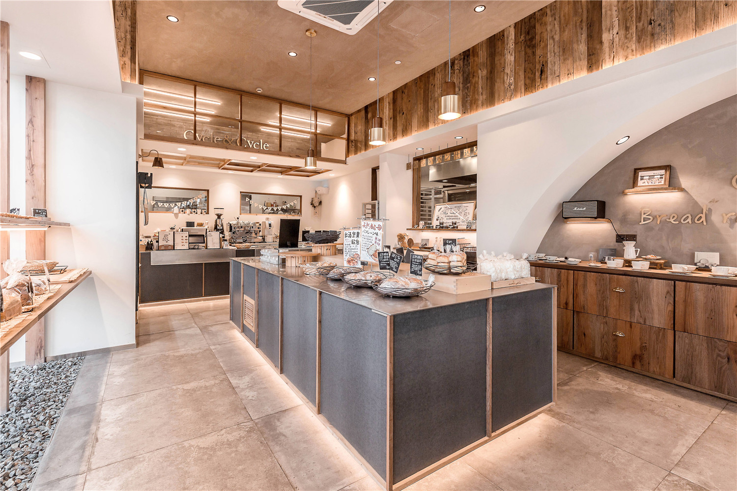 合肥面包店装修 温暖的日系面包店 在暖调里感受奶油面包的香味