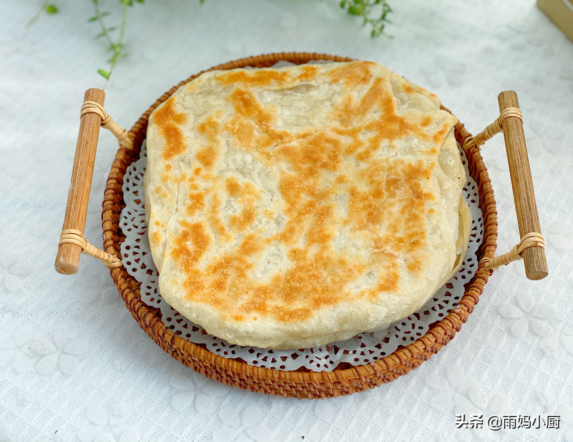 教你椒鹽油餅家常做法，外酥里香層次分明，咬一口香酥掉渣