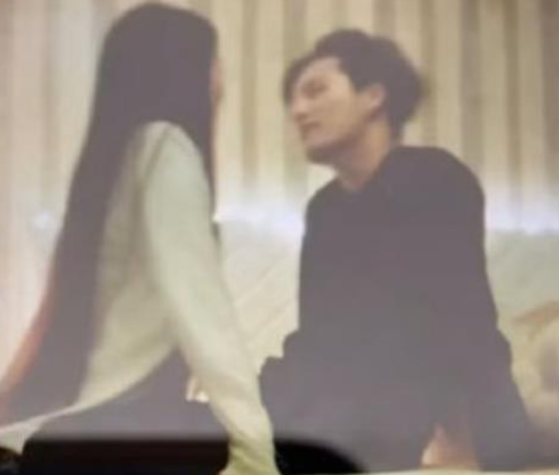 又有两位男爱豆塌房，女方居然是同一个人，剧情曲折仿佛在看小说