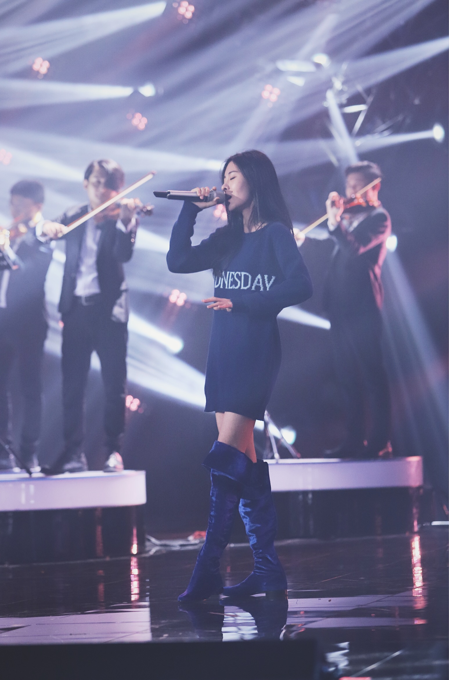 曝光|张碧晨孕照曝光早有迹象 脸部婴儿肥时刻盖着肚子