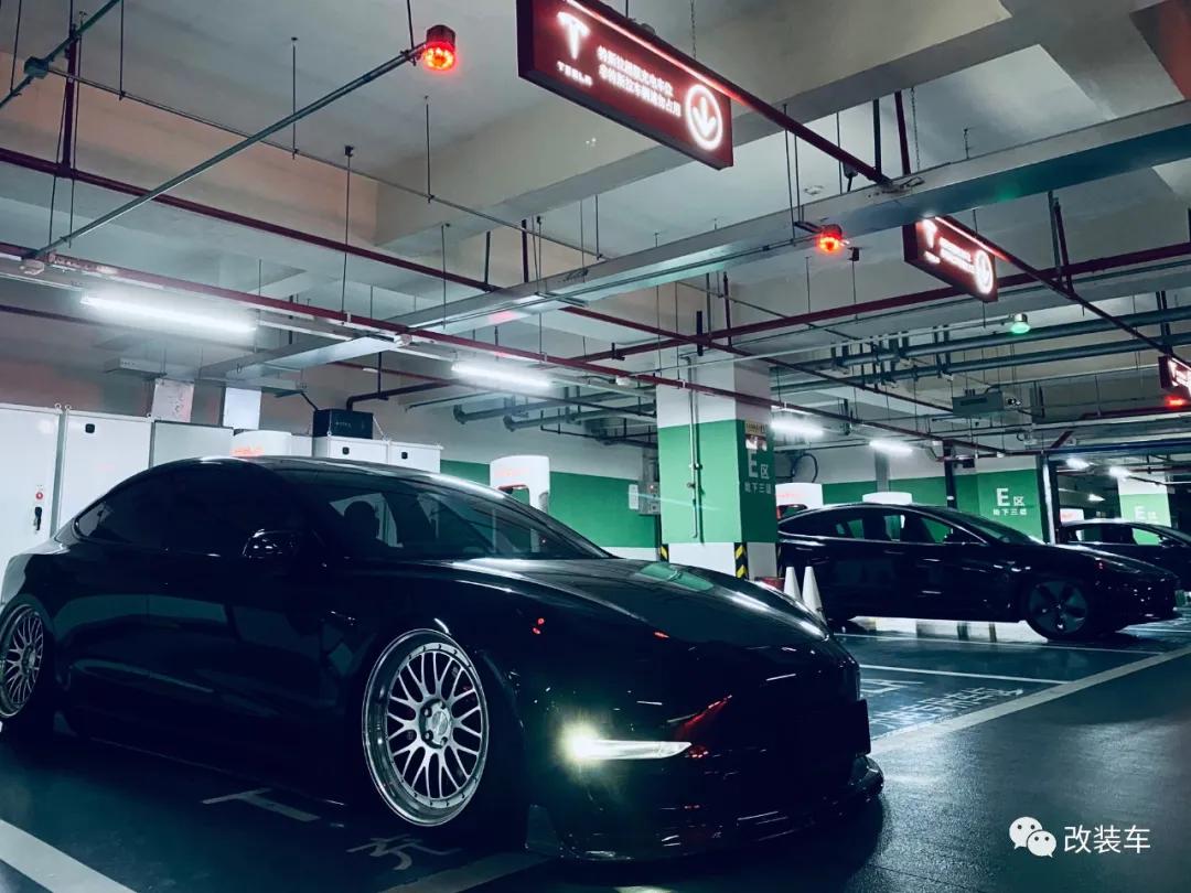这辆特斯拉Model 3应该刹得住,提车之前刹车改件