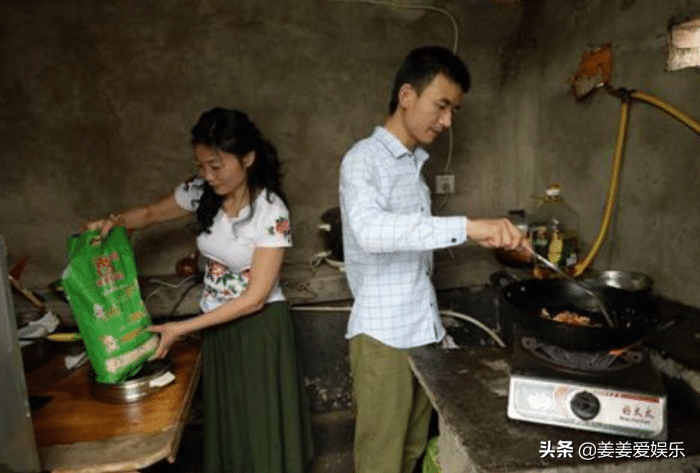 23岁小伙恋上46岁“阿姨”，两人相恋60天闪婚，