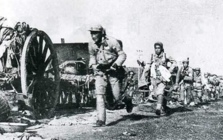 1946年，23岁董健民为保机密，携丈夫和儿子跳入