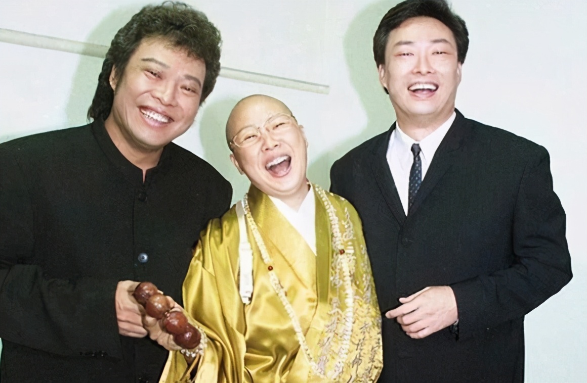 皈依佛门，却喝酒吃肉，穿60万袈裟，费玉清的姐