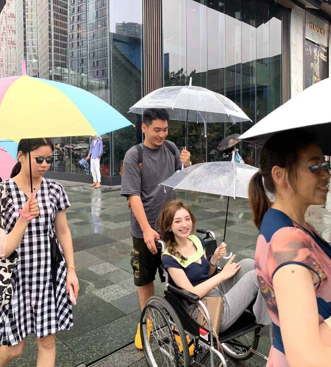 美女网红引群嘲！雨天坐轮椅出行称脚有洁癖，还将脚踩商店椅子上