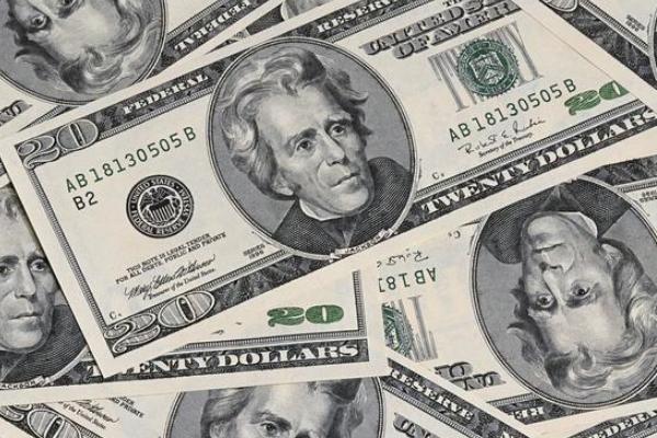 美联储疯狂“印钞”后，人民币得到拥护，千亿