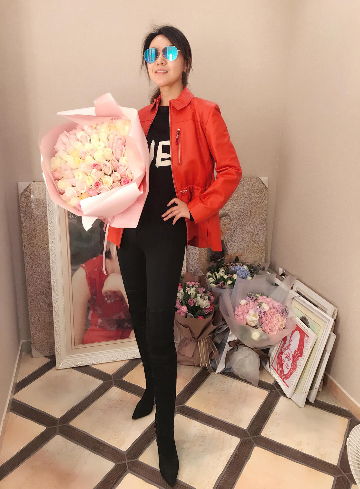 闫妮气场开挂，穿橘色上衣配黑色牛仔裤简约利