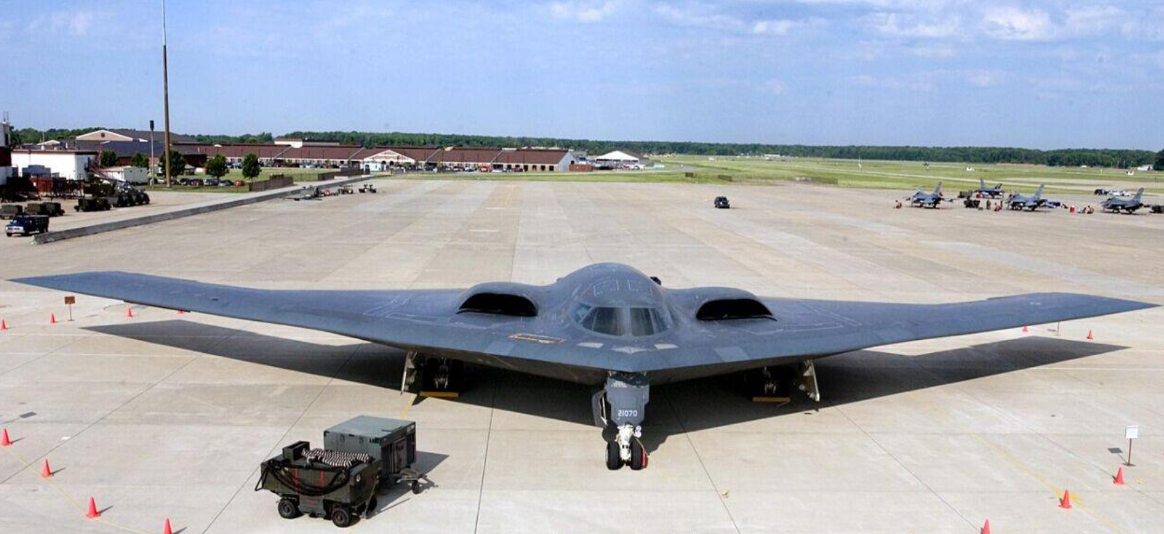 新型隐身轰炸机即将现世？性能比肩B2，俄专家评论有理有据