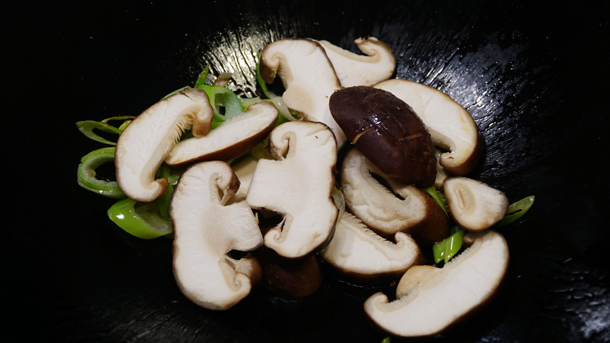 不管剩馒头剩油条，我家从不蒸着吃，学会一招