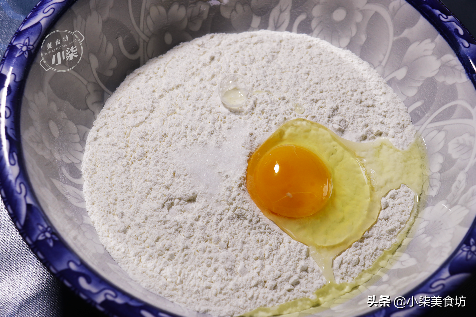 麵條放進油鍋裡一炸，酥脆鹹香，做法簡單，過年招待客人很有面子