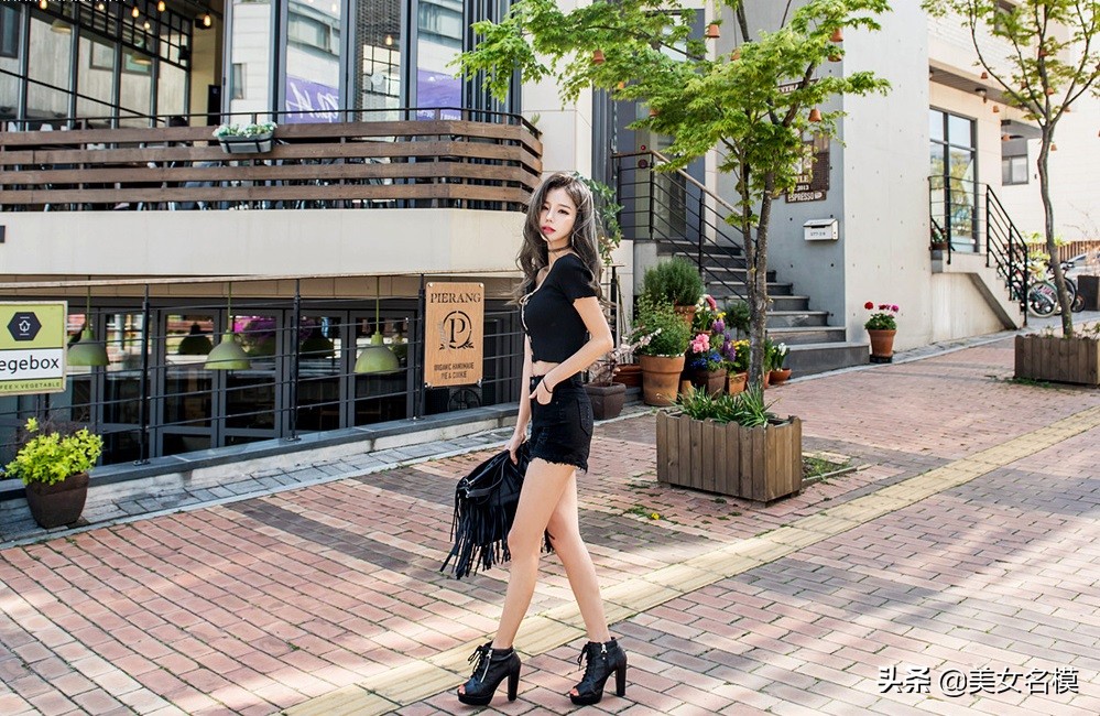 短款T卹牛仔短褲，輕鬆秀出小蠻腰