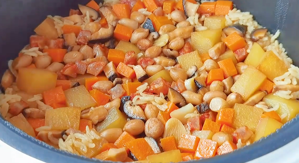 一把花生米放入大米里，太好吃了，大米不夠吃了，出鍋孩子搶著吃