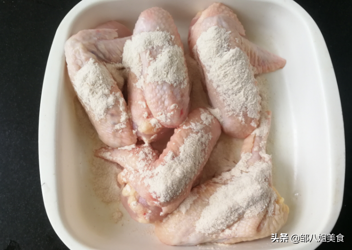 在家做道盐焗鸡翅，金黄诱人，皮滑肉嫩，有电饭锅就行，教您做法