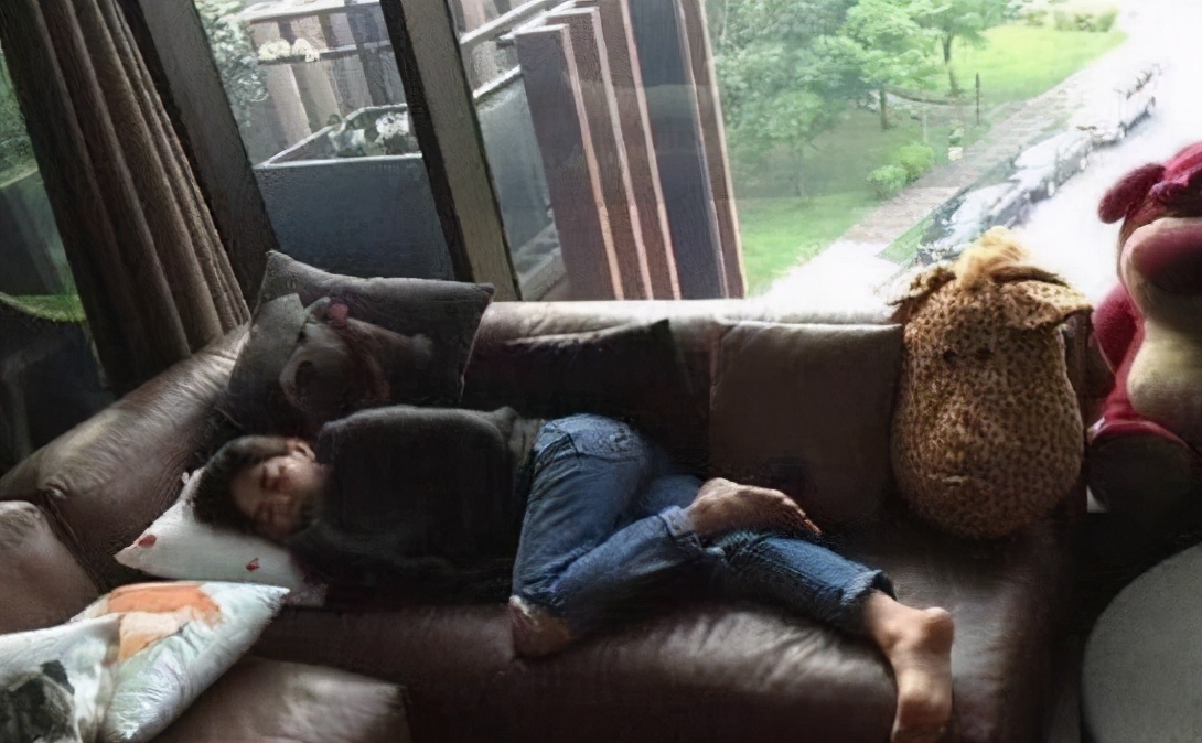 Ella一家人住的豪宅，平時都是睡在客廳，家裡臥室都成擺設了