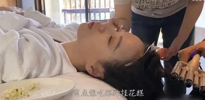 李梦耍大牌人设崩塌？躺着让人化妆还要闻桂花