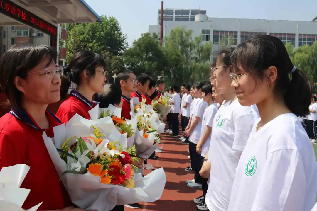 吴一卓同学代表毕业学生朗诵毕业感言学校杨文丽主任主持毕业典礼升