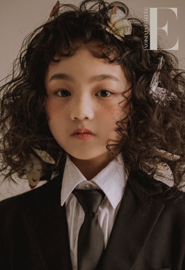 小山竹最新寫真，一改俏皮可愛模樣，燙了頭髮換了新妝容太驚艷