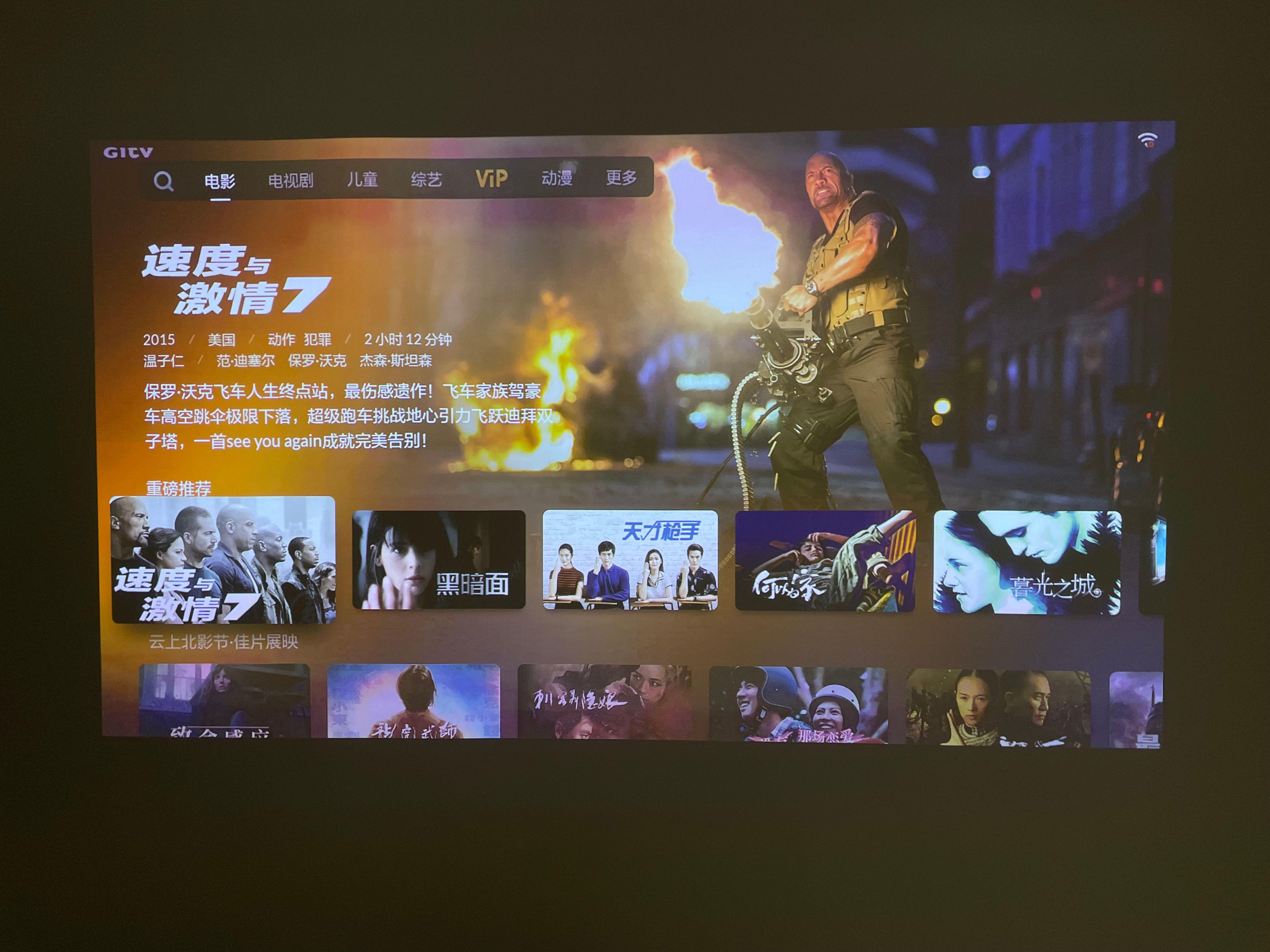 小户型也能宅家看电影，让女友多次留宿的峰米R1使用体验