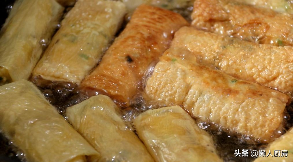 豆腐皮别只会烧汤，配上虾仁和莲藕，做成这道小吃，口感很丰富
