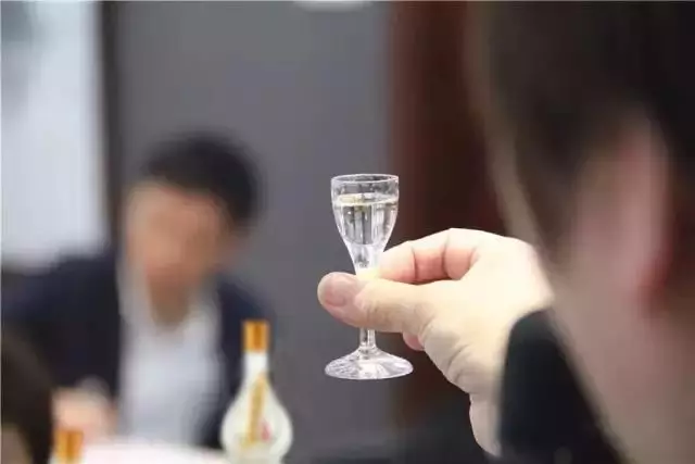 活在当下，每个人都需要一杯酒