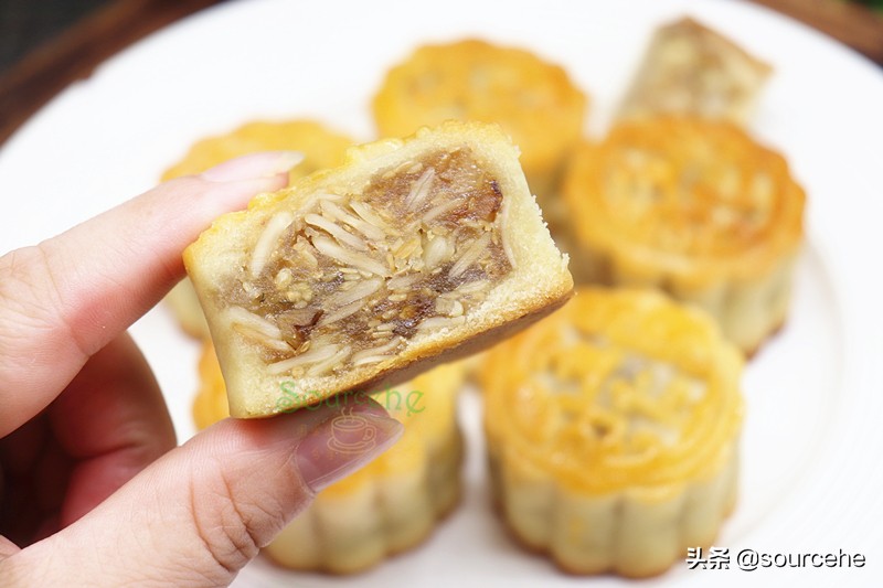 奶奶教我做的广式五仁月饼，细腻柔滑不油不腻，甘香回味，真好吃