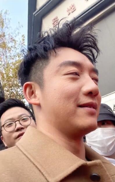 郑恺满脸细纹佟丽娅显老，看到明星真实样子你