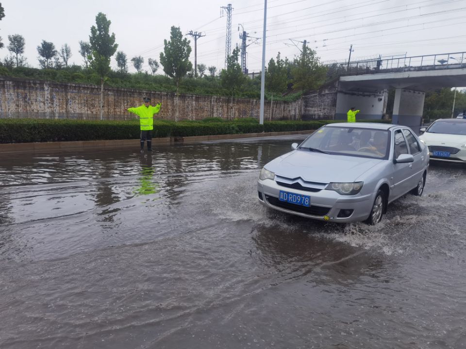 冷雨浸泡着双脚 邯郸交巡警仍然伫立水中疏导着车辆