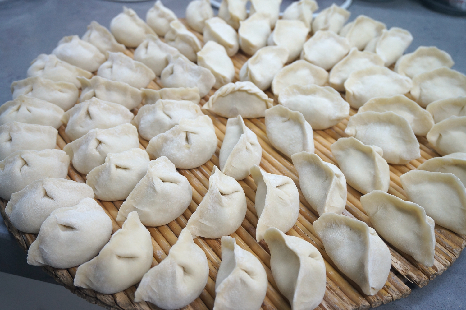 饺子年初一,撅着屁股乱作揖儿.大年初一,标志着春节的正式到来.