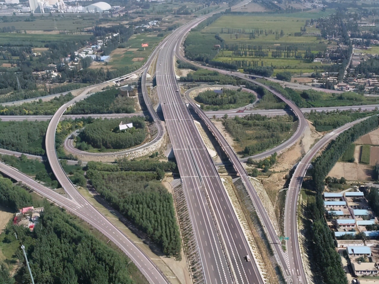 四川在建一条高速公路，长约92千米，双向4车道，时速80公里