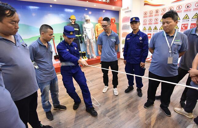 江西上饶：讲授消防救援 构建平安园区