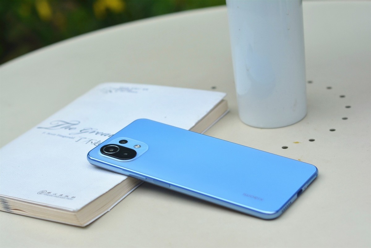 5nm芯片+AMOLED柔性屏+4250mAh，轻薄5G手机跌至1929元
