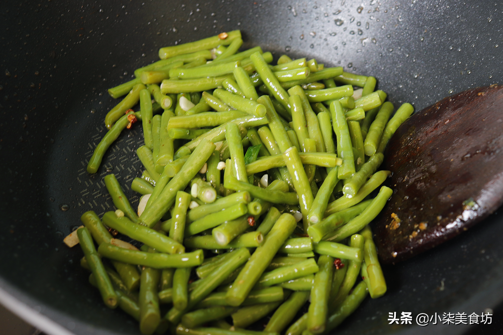 炒豆角時，切記不要直接下鍋炒，多加2步，鮮嫩入味，營養又下飯