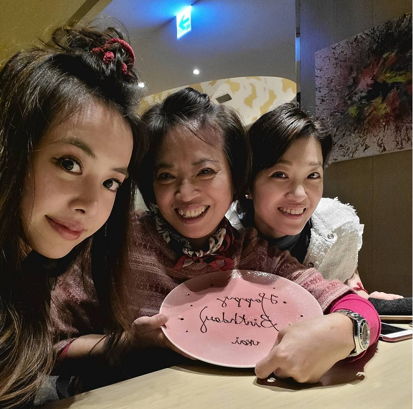 蔡依林與姐姐為媽媽慶生，掀劉海氣質清純，穿露臍裝搶媽媽風頭