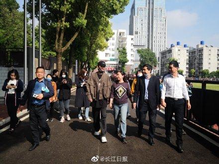 低调回母校,却被保安拦下了!朱一龙自我介绍:我是一名普通演员