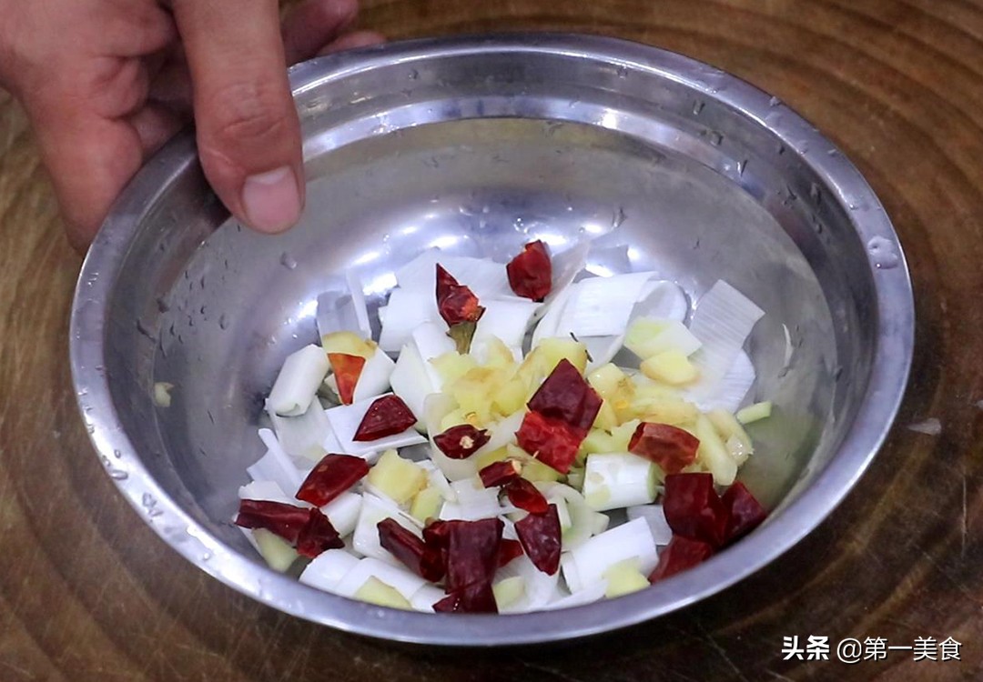 图片[3]-【煎焖莲藕】做法步骤图 一煎一顿 出锅比肉还香-起舞食谱网