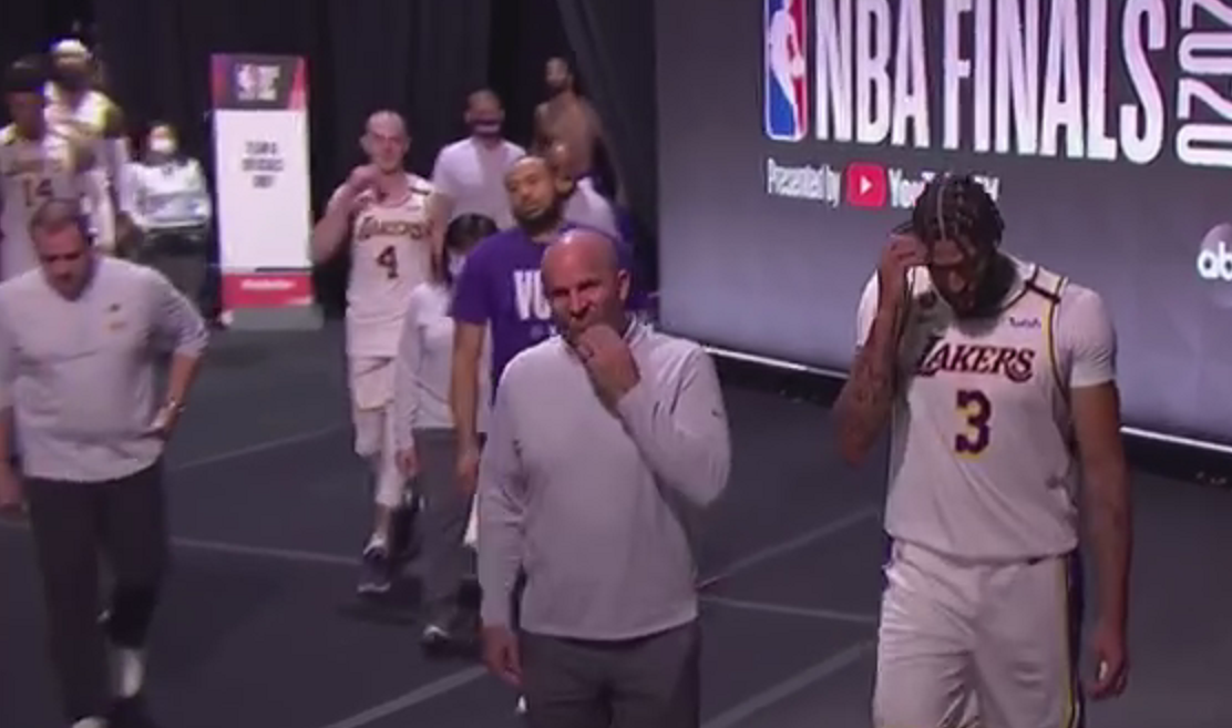 【影片】全力詹真的要來了！詹姆斯賽后怒摔護臂，全隊沮喪低頭，這下子G4精彩了！-黑特籃球-NBA新聞影音圖片分享社區