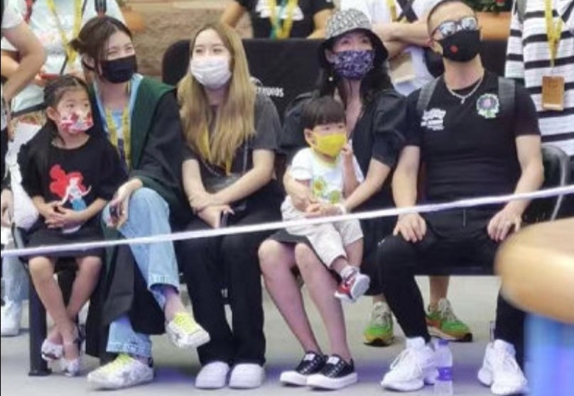 汪峰章子怡带俩娃聚餐，中途将娃送走享独处时光，大女儿没在身旁