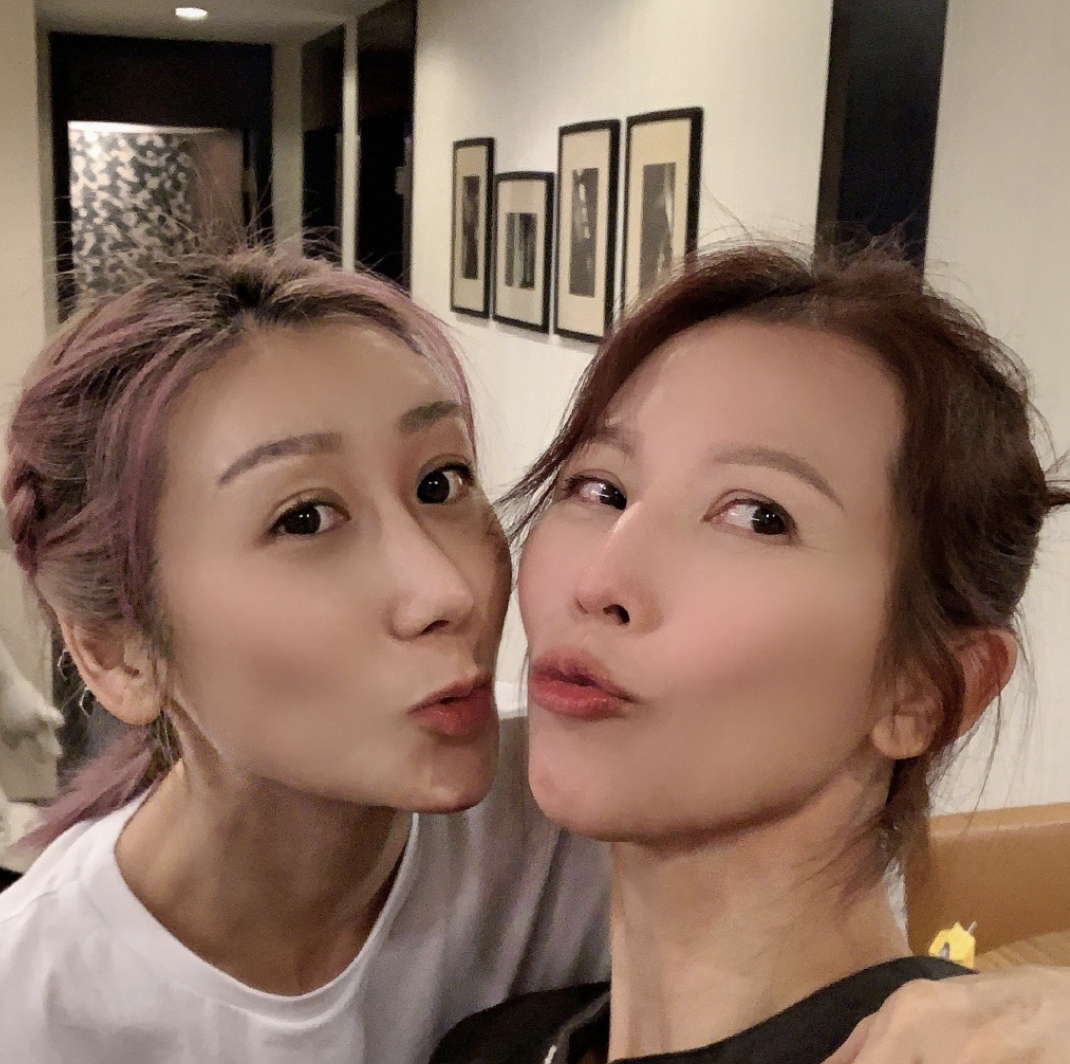 蔣麗莎生日曬18宮格，分享全家福，與蔡少芬黃奕陳法蓉親密合影