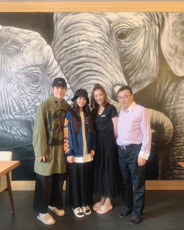 向佐曬一家三口牽手照官宣女兒百日，郭碧婷依偎老公肩膀秀恩愛