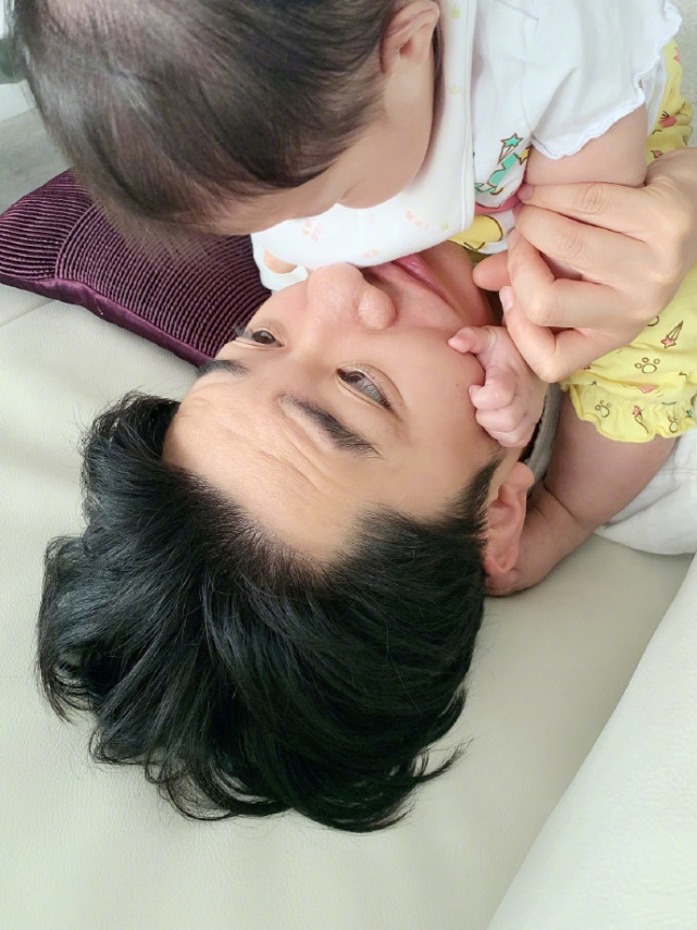 王祖蓝端午晒父女温馨，陪完小女儿抱大女儿，李亚男视角幸福满溢