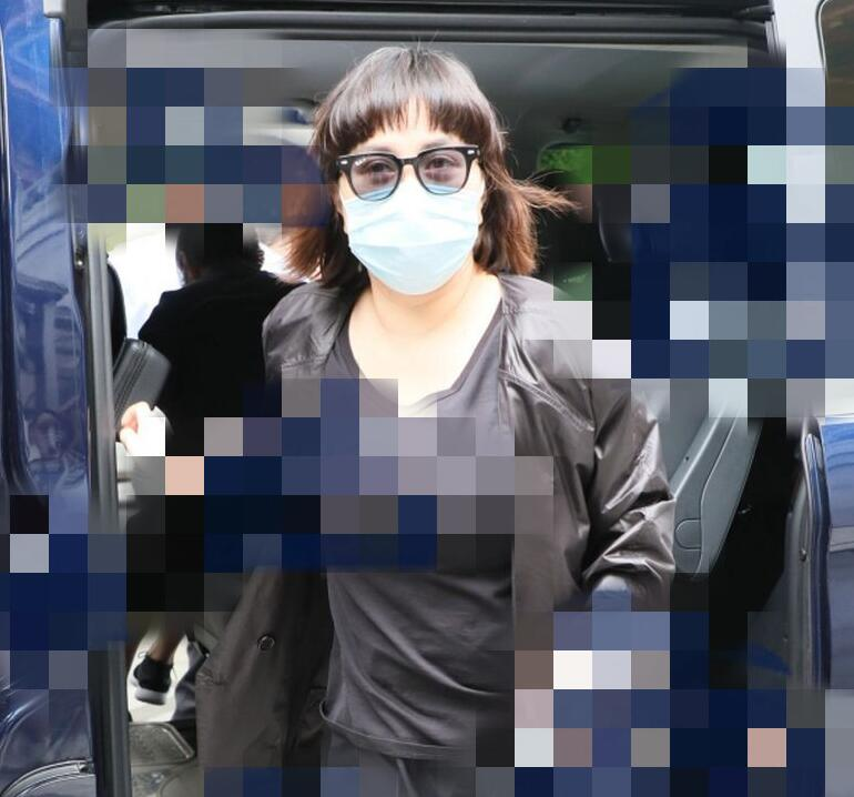 赌王去世头七家属请高僧做法事，四房集体现身