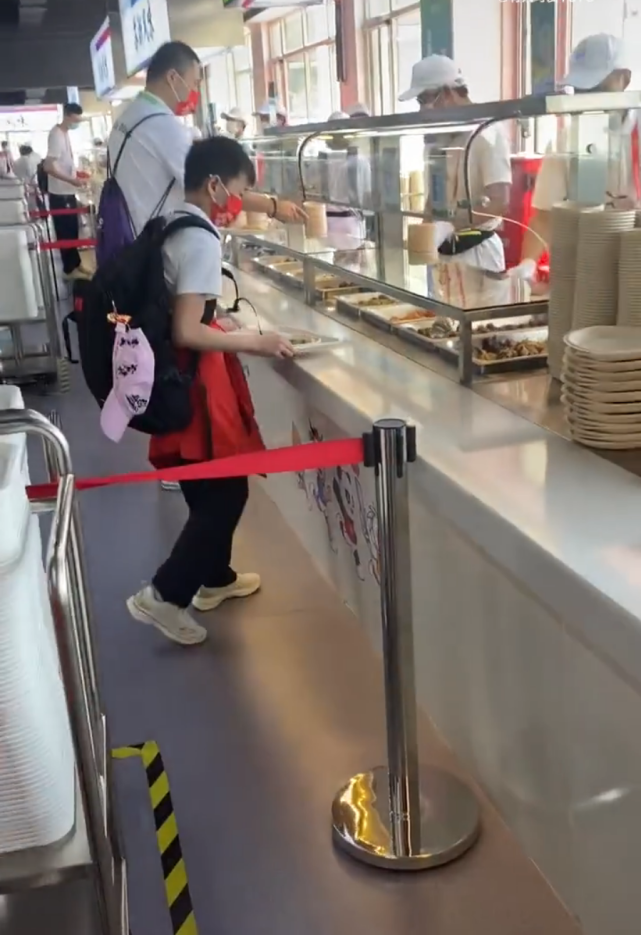 热闹场面曝光！全红蝉走进全运餐厅仍是焦点 其他运动员追随跟拍