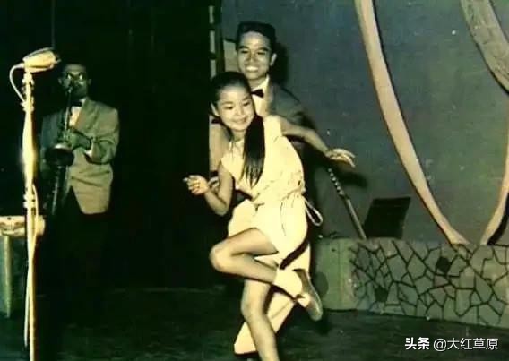 无法重拍瞬间：邓丽君10岁，成龙从背后抱住李小龙
