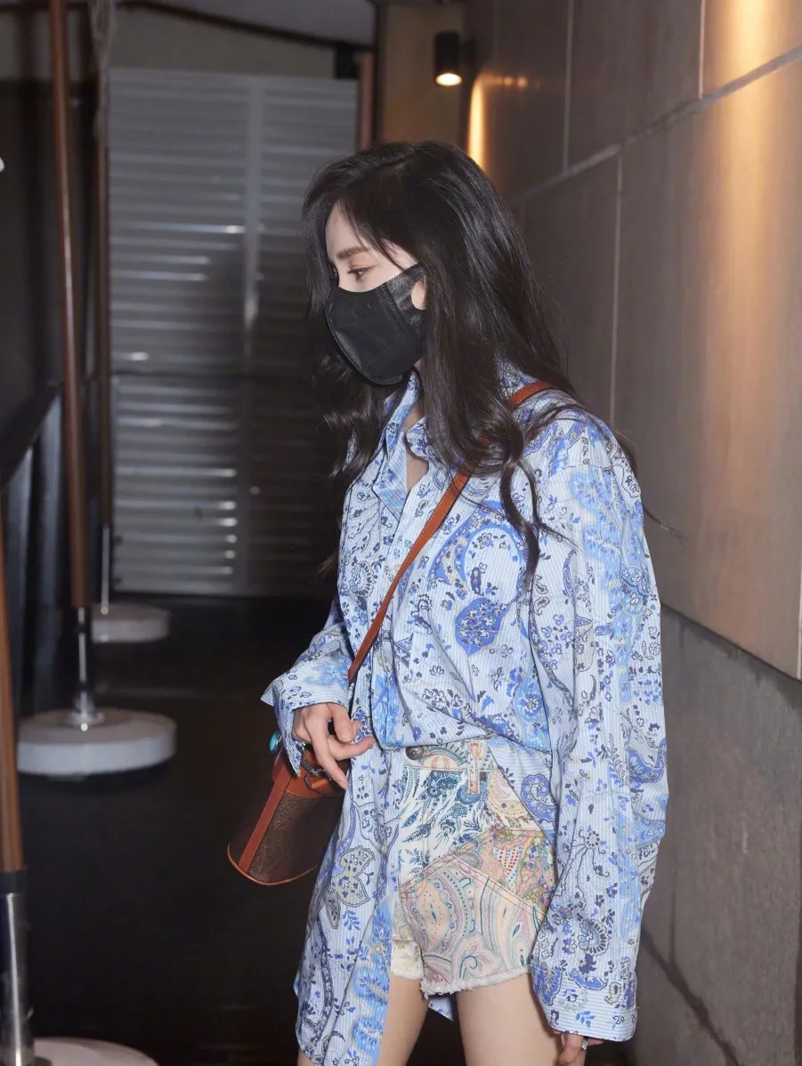 杨幂又带火了“回力鞋+裙子”!巨美巨显腿细,绝了
