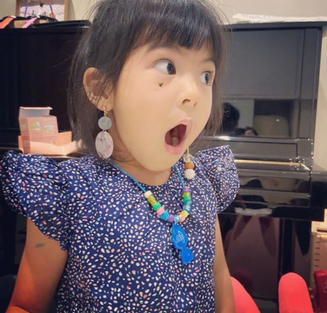 可爱到犯规！贾静雯晒俩女儿自画像，咘咘波妞抽象画功被妈妈调侃