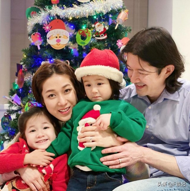 鍾嘉欣開心曬女兒第一次縫紉作品放棄事業樂於當全職媽媽