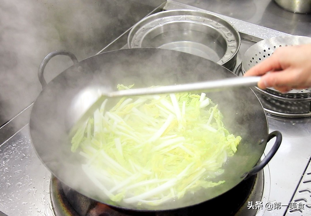 图片[4]-白菜最入味的吃法 厨师长调制鱼香汁 汤汁入味又酸辣 白菜爽脆-起舞食谱网